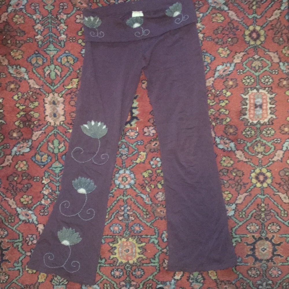 Synergy Embroidered Flower Appliqué Leggings